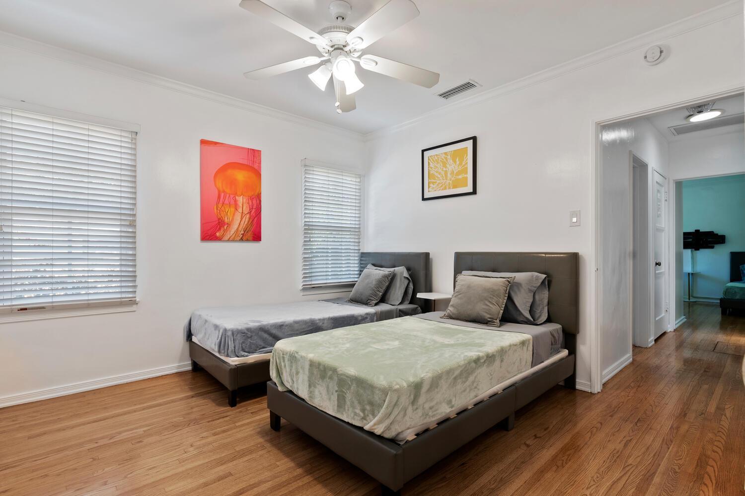 Modern 4bed 3bath With Piano Near Universal & Hollywood For 9 Los Angeles